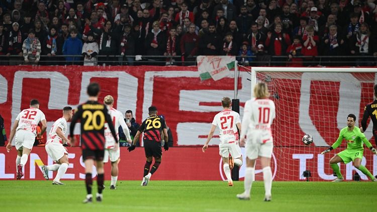 Pemain The Citizens, Ilkay Gundogan, merengek ke fans jelang pertandingan Liga Champions (UEFA Champions League) antara Man City vs Leipzig. (Foto: REUTERS/Annegret Hilse) Copyright: © REUTERS/Annegret Hilse