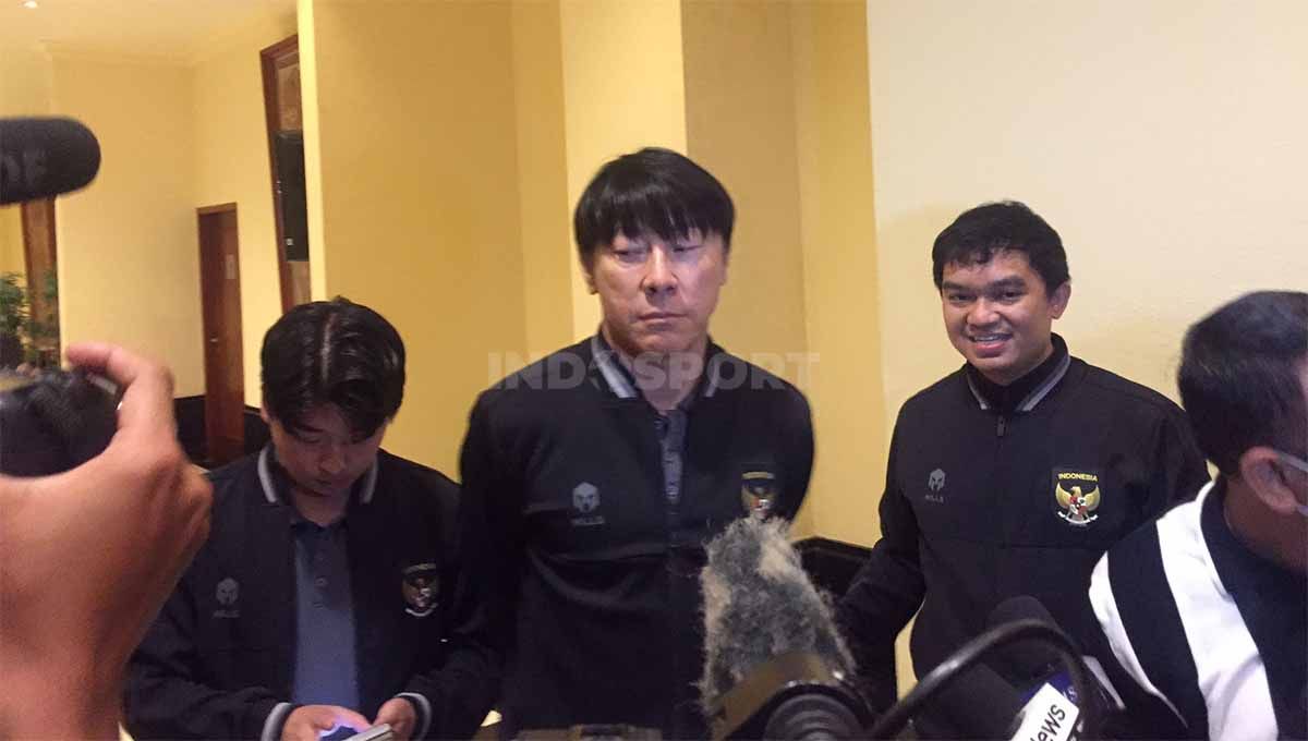 Pelatih Timnas Indonesia, Shin Tae-yong mengaku sangat kecewa setelah FIFA membatalkan Piala Dunia U-20 2023 di Indonesia. Copyright: © Petrus Manus Da' Yerimon/Indosport