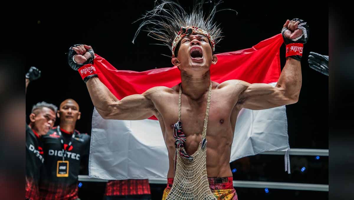 Petarung Indonesia Adrian Mattheis melawan Zelang Zhaxi di laga MMA One night fight 7. (Foto: onechampionship) Copyright: © onechampionship