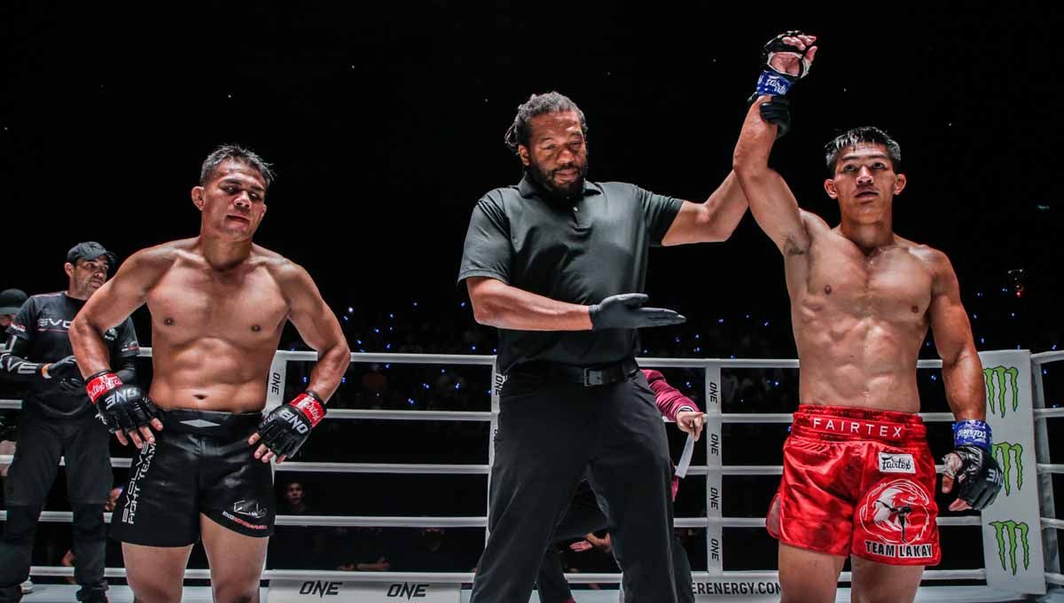Petarung Indonesia Eko Roni Saputra melawan Danny Kingad di laga MMA One night fight 7. (Foto: onechampionship) Copyright: © onechampionship