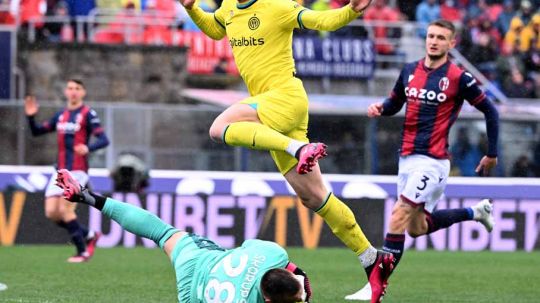 Duel pemain Inter Milan Robin Gosens dengan kiper Bologna Lukasz Skorupski di titik penalti pada laga Serie A Italia, Minggu, (26/02/23). (Foto: REUTERS/Alberto Lingria) Copyright: © REUTERS/Alberto Lingria