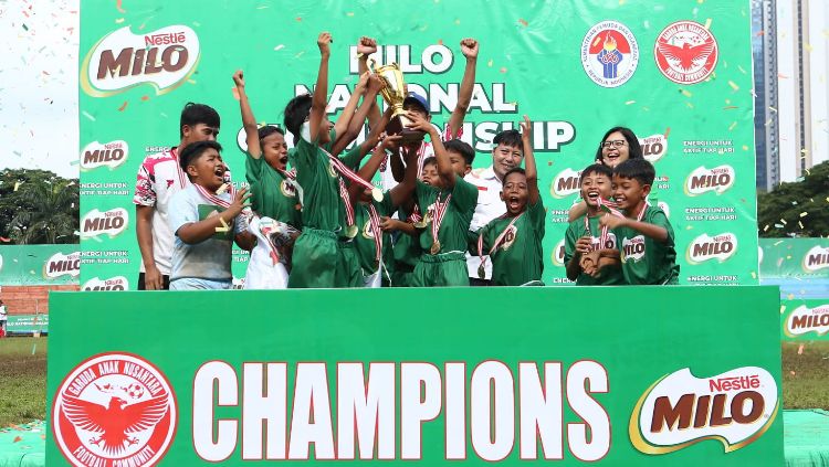 Penyerahan piala kepada pemain SSB Asybar Rembang usai menjuarai MILO National Championship ketegori U-11 di GOR Soemantri Brodjonegoro, Minggu (26/02/23). Copyright: © Dok. MILO National Championship 2023
