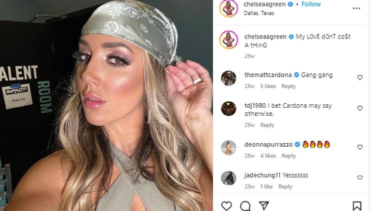 Pegulat WWE (World Wide Wrrestling Entertainment) asal Kanada, Chelsea Green, beraksi panas di luar nalar, dengan mengenakan busana sangat tipis di jalanan. Copyright: © instagram @chelseaagreen