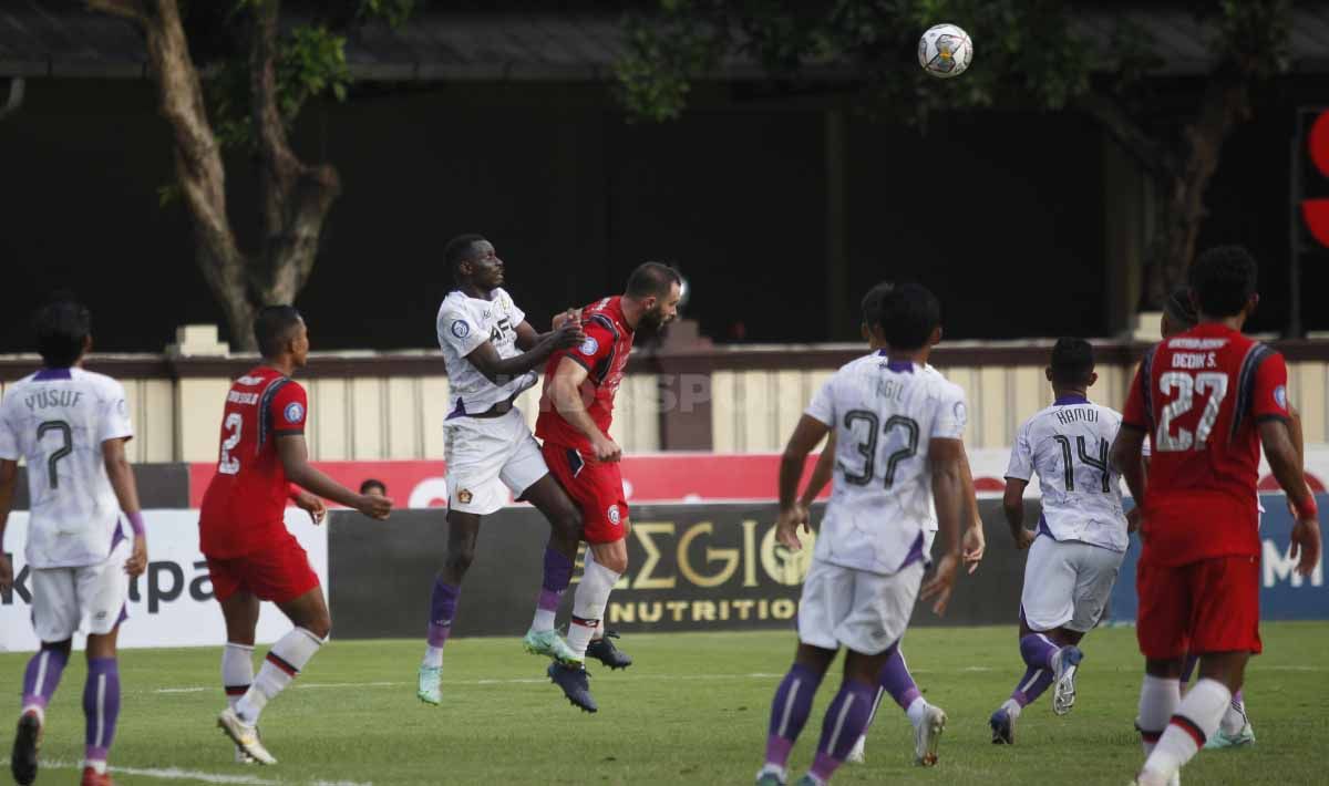 Pertandingan Liga 1 pekan ke-27 antara Arema FC vs Persik Kediri di Stadion PTIK, Jakarta, Selasa (28/02/23). Copyright: © Herry Ibrahim/INDOSPORT