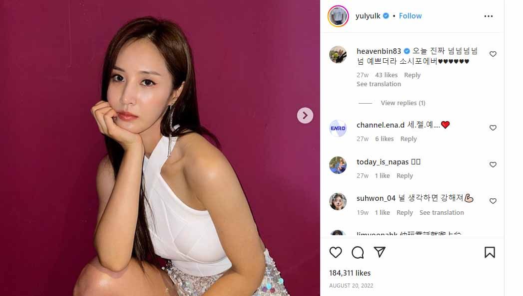 Bintang K-Pop Kwon Yuri yang merupakan anggota grup SNSD atau Girls Generation pamer kulit eksotis mengenakan bikini saat jajal olahraga selancar. Copyright: © Instagram@yulyulk