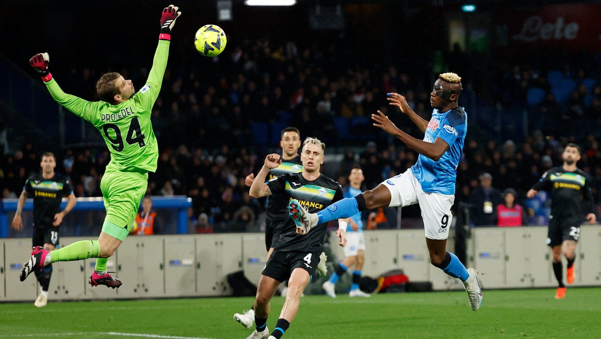 Aksi Victor Osimhen di laga Liga Italia antara Napoli vs Lazio REUTERS/Ciro De Luca Copyright: © REUTERS/Ciro De Luca