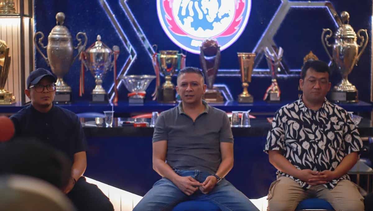 Arema FC semakin percaya diri untuk mewujudkan target utamanya dengan lolos dari jerat degradasi Liga 1 2023/2024 usai sosok petinggi klub memilih turun gunung. Copyright: © MO Arema FC