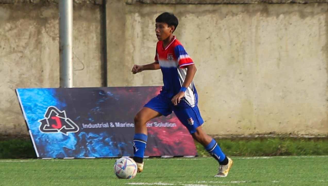 Pemain muda Gemilang FU-15, Aqnan Balada Ananta Tyasnagari sangat antusias mengikuti turnamen FU-15 Gemilang yang diselenggarakan oleh Firman Utina. Copyright: © Dok. Aqnan Balada Ananta Tyasnagari