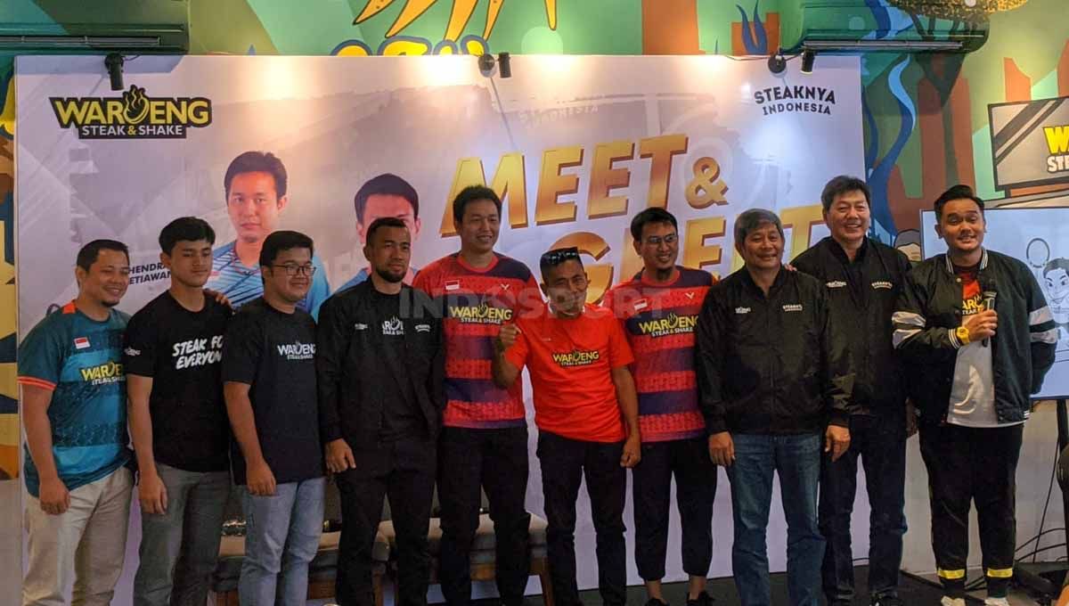 Acara Meet & Greet Sekaligus Penandatangan Kontrak The Daddies di Waroeng Steak & Shake Ciledug, Tangerang, Minggu (05/03/23). Copyright: © Ammara Marthiara/INDOSPORT