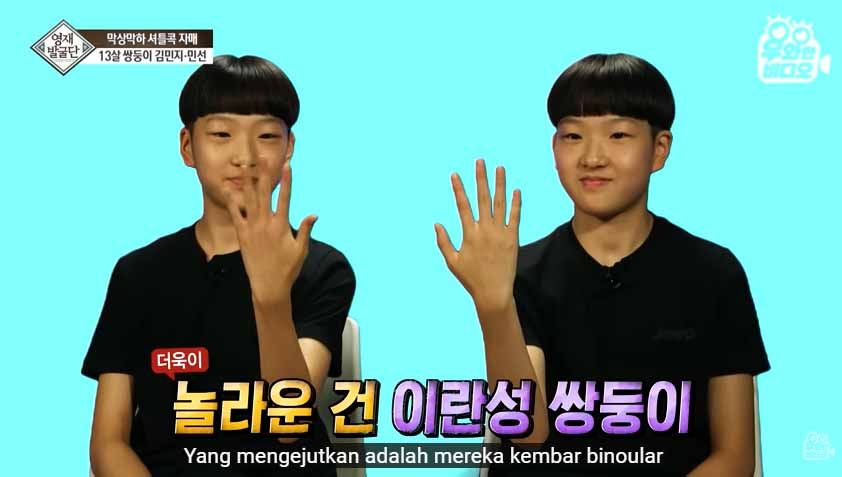 Kim Min Ji dan Kim Min Sun, pebulutangkis kembar identik asal Korea Selatan. (Foto: Youtube WOW Video) Copyright: © Youtube WOW Video