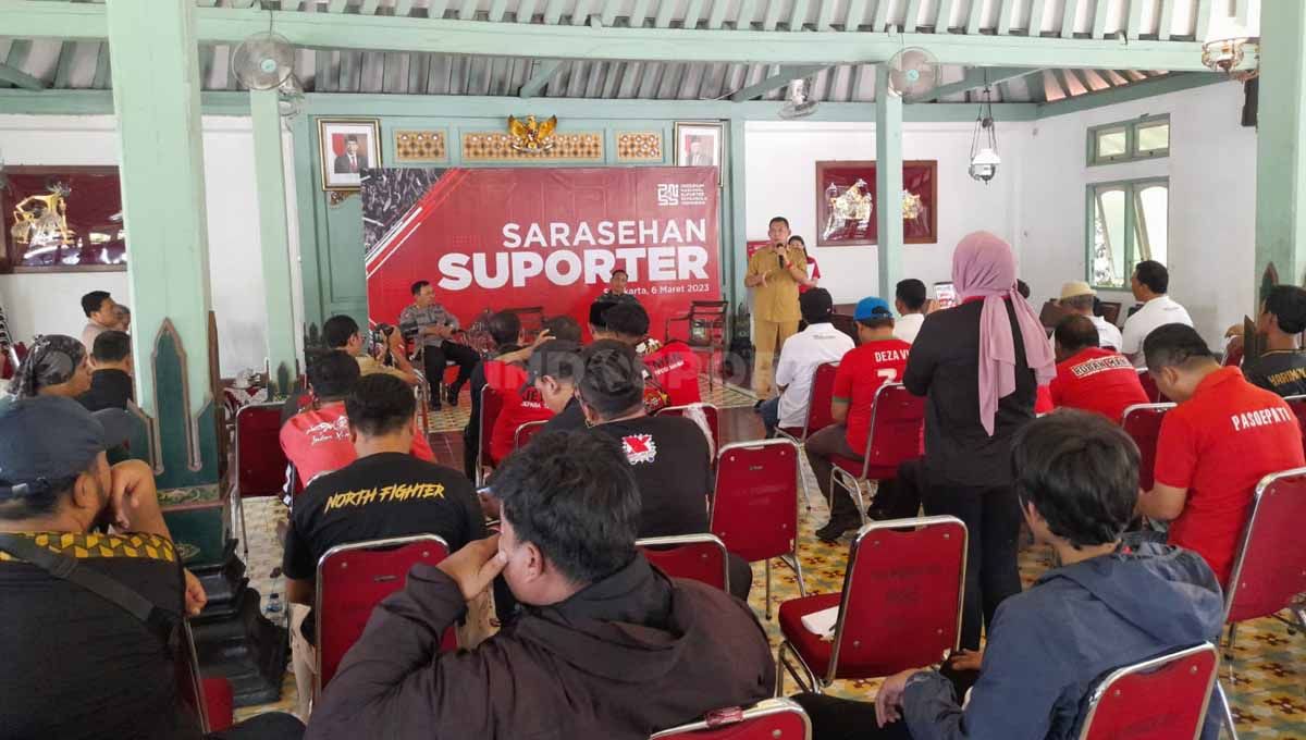 18 kelompok suporter yang ada di wilayah Jawa Tengah dan DIY menghadiri sarasehan bersama Presidium Nasional Suporter Sepak Bola Indonesia (PN-SSI) di Solo. Copyright: &copy; Nofik Lukman Hakim/INDOSPORT