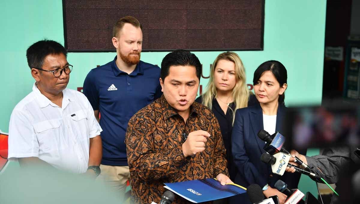 Presiden Jokowi meminta Ketum PSSI Erick Thohir untuk berusaha keras melobi FIFA agar tak memberikan sanksi kepada sepak bola Indonesia. Copyright: © PSSI