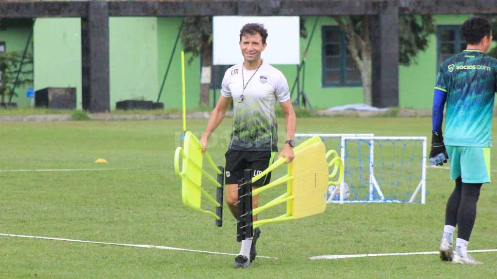 Pelatih Persib, Luis Milla saat memimpin latihan di Lapangan Pusdikpom, Kota Cimahi, Senin (06/03/23). Copyright: © Arif Rahman/Indosport