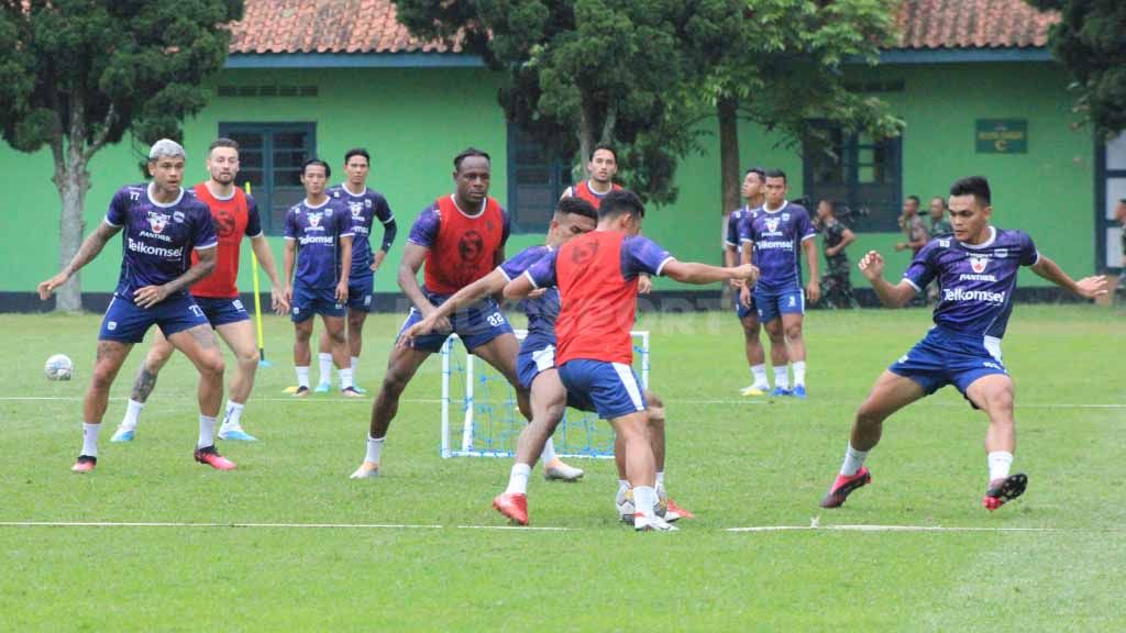 Persib Bandung latihan di Lapangan Pusdikpom, Kota Cimahi, Senin (06/03/23). Copyright: © Arif Rahman/Indosport