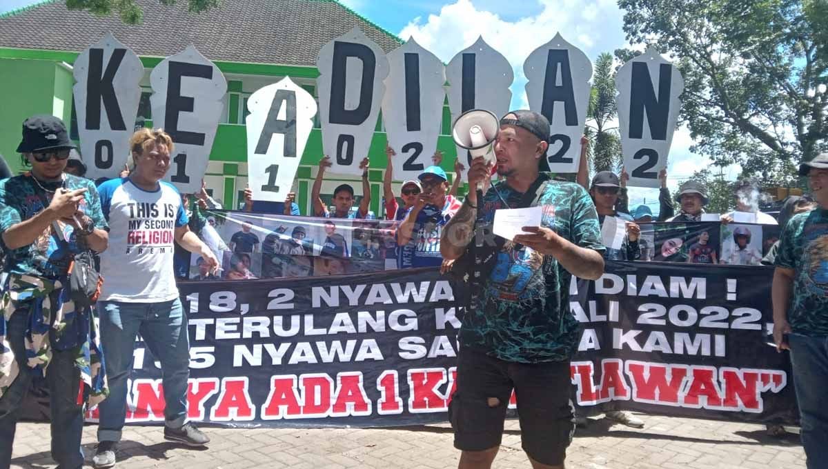 Aremania menyampaikan 6 tuntutan dalam aksi ke Kejari Kabupaten Malang untuk menyikapi proses hukum Tragedi Kanjuruhan. Copyright: © Ian Setiawan/INDOSPORT
