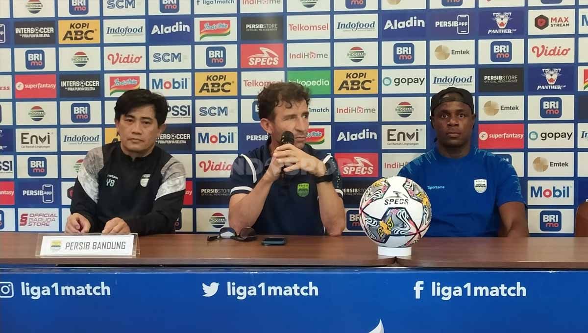 Pelatih Persib, Luis Milla (tengah) bersama pemainnya Victor Igbonefo (kanan), saat konferensi pers menjelang pertandingan menghadapi Persik Kediri. Copyright: © Arif Rahman/INDOSPORT