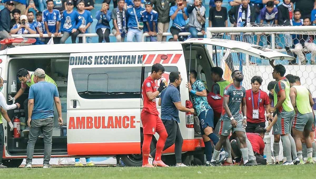 Pemain Madura United, RickI Ariansyah tiba-tiba tak sadarkan diri pada laga Liga 1 antara PSIS Semarang vs Madura United di Stadion Jatidiri (Semarang), Selasa (07/03/23). (Foto: Instagram@psisfcofficial) Copyright: © Instagram@psisfcofficial