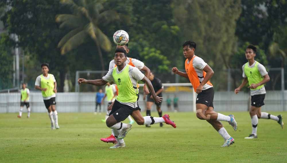 Timnas Indonesia U-22 pada sesi latihan di Senayan, Sabtu (08/03/23). (Foto: PSSI) Copyright: © PSSI