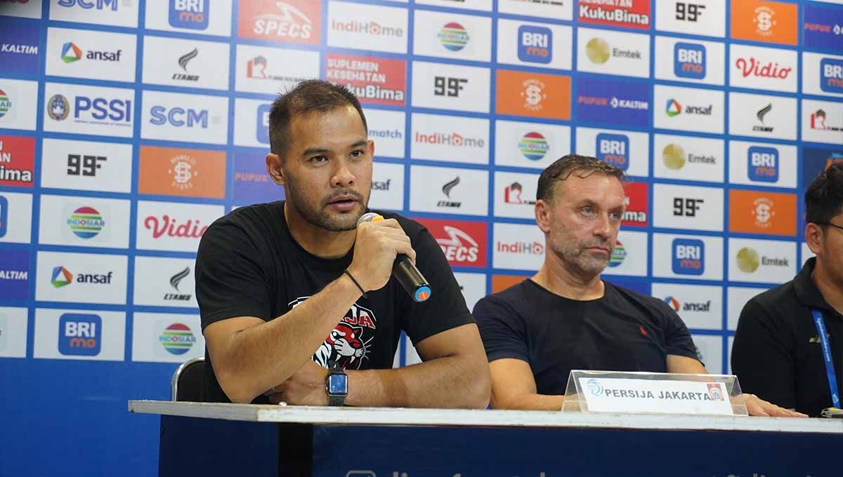 Andrithany Ardhiyasa (kiri) saat jumpa pers usai laga Liga 1 antara Borneo FC vs Persija Jakarta di Stadion Segiri, Samarinda, Kamis (09/03/23). (Foto: MO Persija Jakarta) Copyright: © MO Persija Jakarta