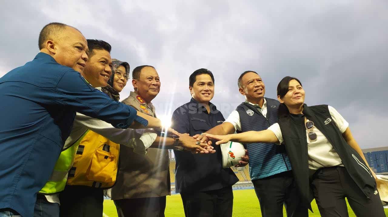Rombongan PSSI, Kemenpora dan PUPR meninjau kondisi Stadion Si Jalak Harupat, Kabupaten Bandung, Sabtu (11/03/23), yang menjadi venue Piala Dunia U-20 2023. Copyright: © Arif Rahman/INDOSPORT