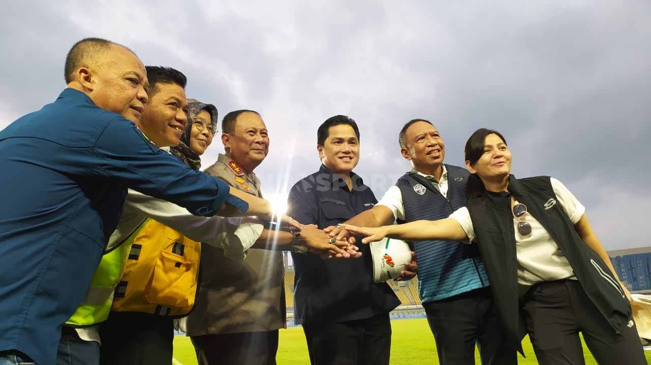 Rombongan PSSI, Kemenpora dan PUPR meninjau kondisi Stadion Si Jalak Harupat, Kabupaten Bandung, Sabtu (11/03/23), yang menjadi venue Piala Dunia U-20 2023. Sayangnya, FIFA Telah membatalkan ajang ini di Indonesia. Copyright: © Arif Rahman/INDOSPORT