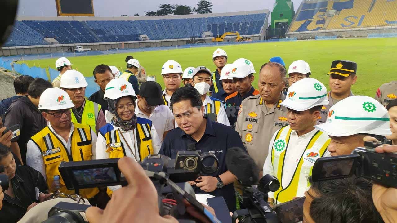 Rombongan PSSI, Kemenpora dan PUPR meninjau kondisi Stadion Si Jalak Harupat, Kabupaten Bandung, Sabtu (11/03/23), yang menjadi venue Piala Dunia U-20 2023. Copyright: © Arif Rahman/INDOSPORT