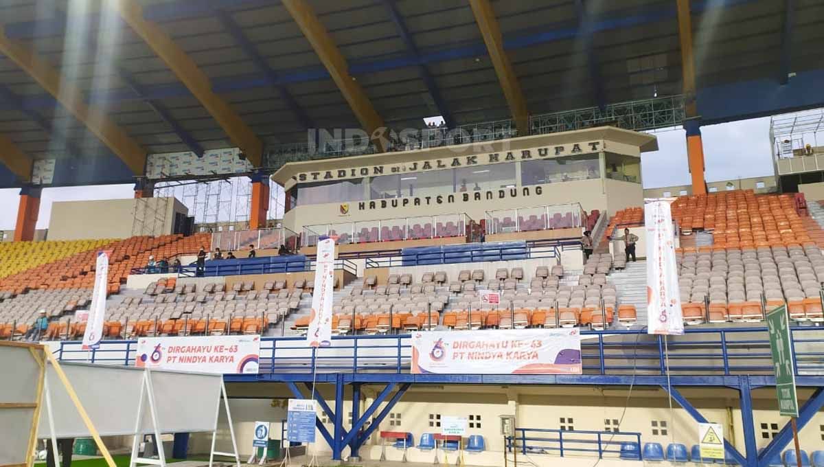 Rombongan PSSI, Kemenpora dan PUPR meninjau kondisi Stadion Si Jalak Harupat, Kabupaten Bandung, Sabtu (11/03/23), yang menjadi venue Piala Dunia U-20 2023. Copyright: © Arif Rahman/INDOSPORT