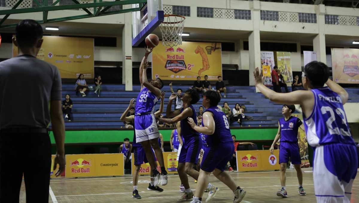 Dua sekolah, yakni SMAN 1 Denpasar dan SMAK Soverdi sukses melangkah ke final turnamen bola basket Red Bull Basketball Championships 2023. Copyright: © Red Bull Indonesia