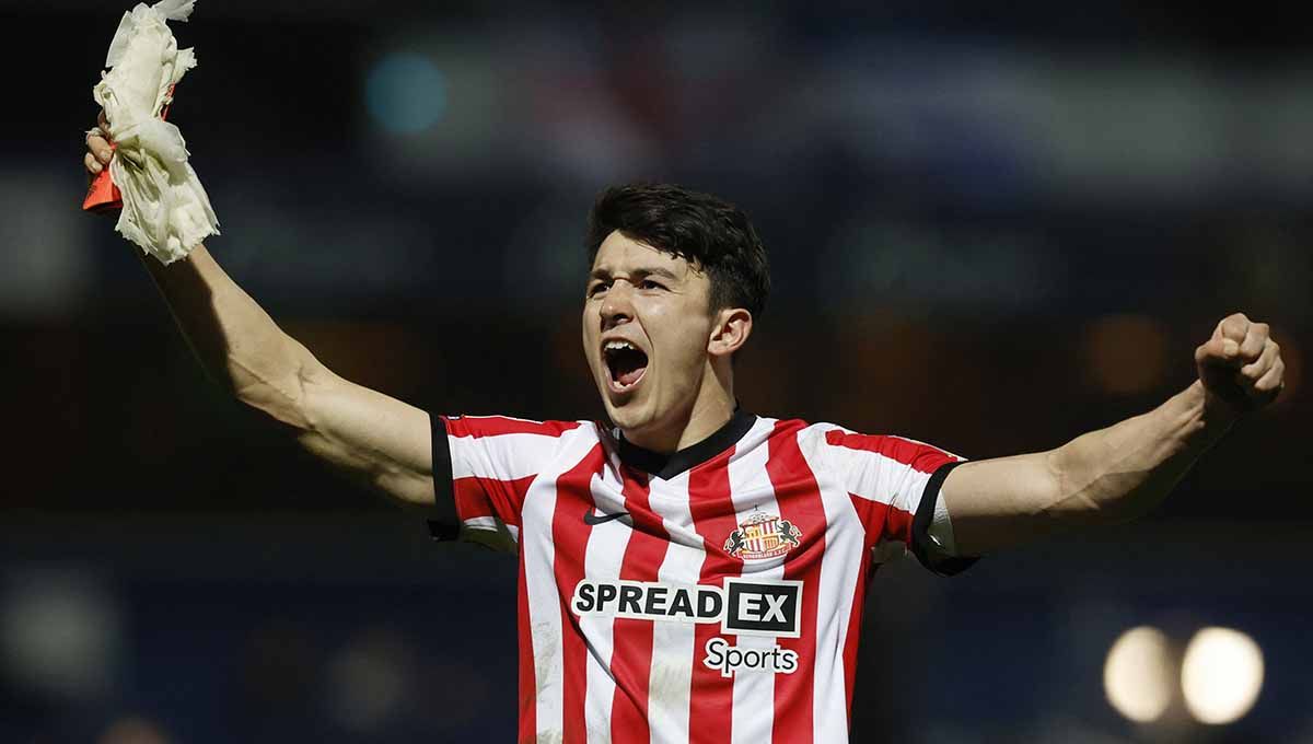 Bawa timnya menang 1-0 dari Norwich di Divisi Championships, bek Sunderland, Luke O’Nien, jadi sorotan saat ‘kecup bibir’ lawannya, Jacob Sorensen, bikin geram. Copyright: © REUTERS/Andrew Couldridge