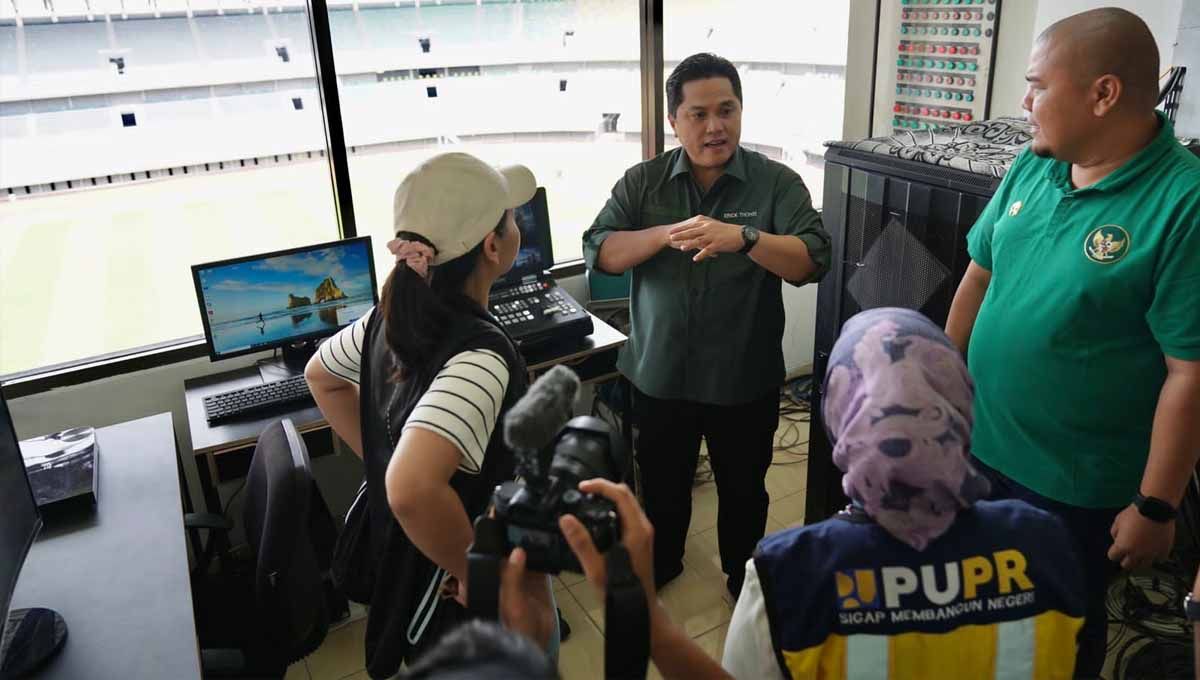 Ketua Umum PSSI, Erick Thohir saat mengunjungi Stadion Gelora Bung Tomo. (Foto: PSSI). Copyright: © PSSI