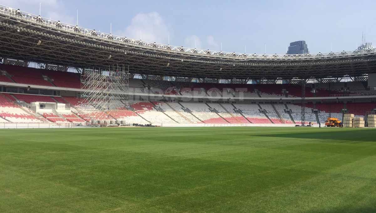 Kondisi GBK pasca konser blackpink, ada sedikit area lapangan/rumput yang kuning. Copyright: © Petrus Manus Da'Yerimon/INDOSPORT