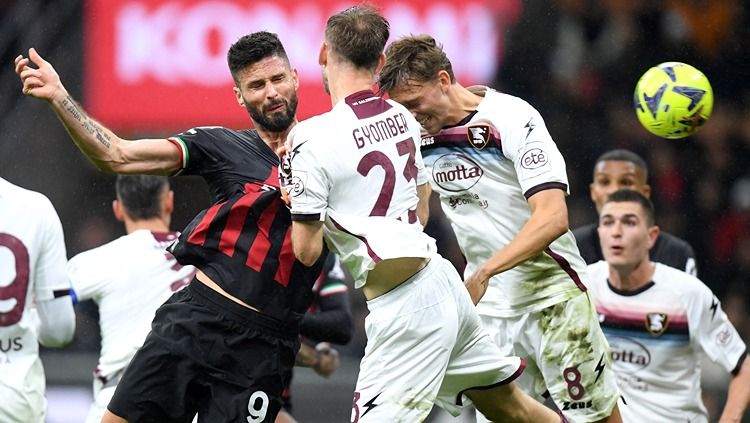 Olivier Giroud menanduk bola yang berbuah gol di laga AC Milan vs Salernitana (14/04/23). (Foto: REUTERS/Daniele Mascolo) Copyright: © REUTERS/Daniele Mascolo