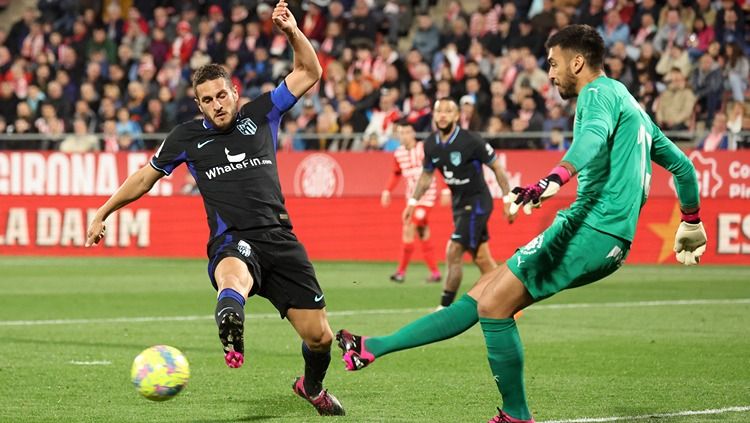 Koke (kiri) mencoba merebut bola dari Paulo Gazzaniga di laga Girona vs Atletico Madrid (14/03/23). (Foto: REUTERS/Nacho Doce) Copyright: © REUTERS/Nacho Doce