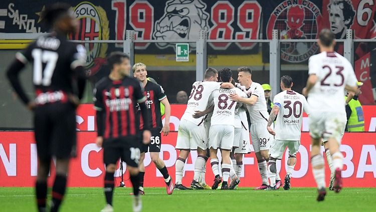 Para pemain Salernitana merayakan gol Boulaye Dia ke gawang AC Milan (14/03/23). (Foto: REUTERS/Daniele Mascolo) Copyright: © REUTERS/Daniele Mascolo