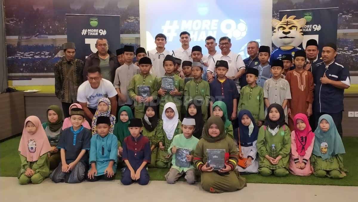 Persib merayakan ulang tahun ke-90 dengan syukuran, berbagi dan doa bersama anak-anak Panti Asuhan Bani Salam. Copyright: © Arif Rahman/INDOSPORT