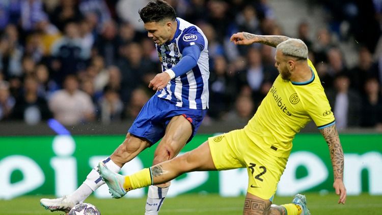 Evanilson melepaskan tembakan yang diblok Federico Dimarco di laga FC Porto vs Inter Milan (15/03/23). (Foto: REUTERS/Miguel Vidal) Copyright: © REUTERS/Miguel Vidal