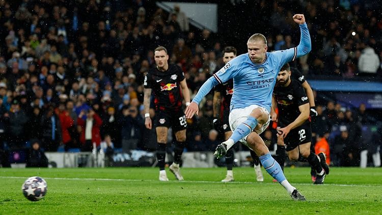 Erling Haaland mencetak gol penalti di laga Manchester City vs RB Leipzig (15/03/23). (Foto: Reuters/Jason Cairnduff) Copyright: © Reuters/Jason Cairnduff