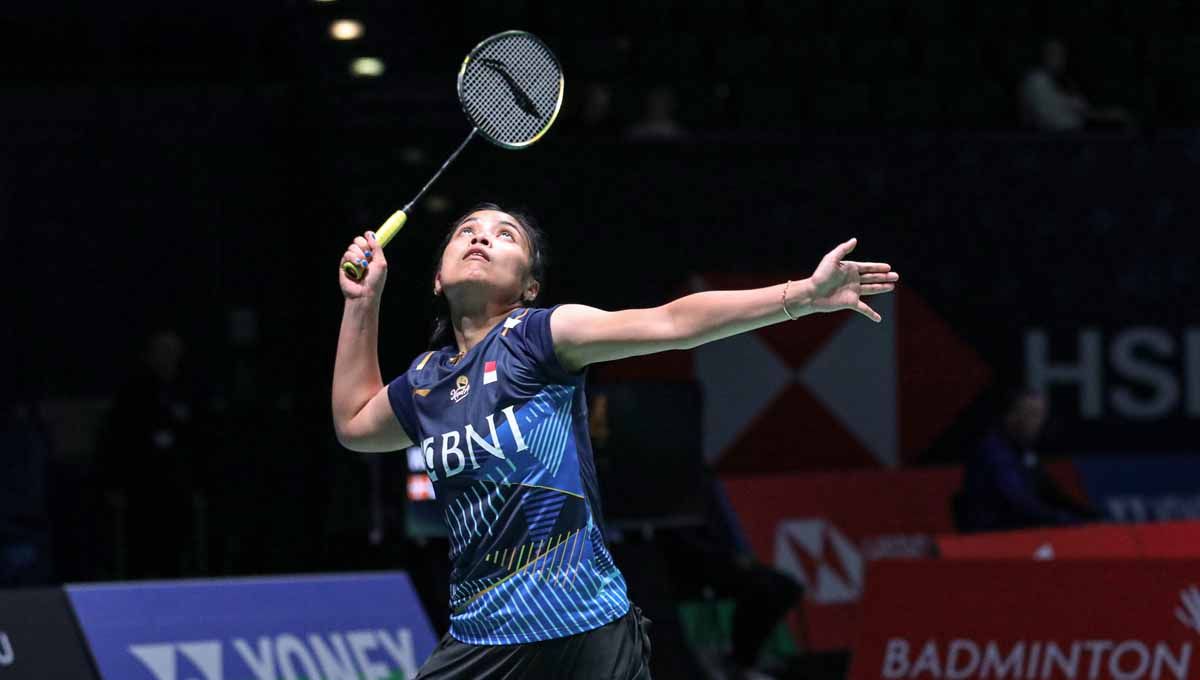 Gacor menembus sejarah juara BWF World Tour di Spain Masters 2023, Gregoria Mariska langsung menyambangi peraih emas Olimpiade Tokyo 2020, Greysia Polii. Copyright: © PBSI