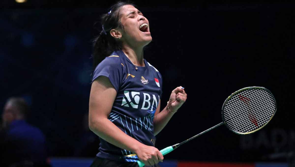 Didampingi Eng Hian yang notabene pelatih ganda putri PBSI, Gregoria Mariska beri ucapan terima kasih karena bisa tembus perempat final Swiss Open 2023. Copyright: © PBSI