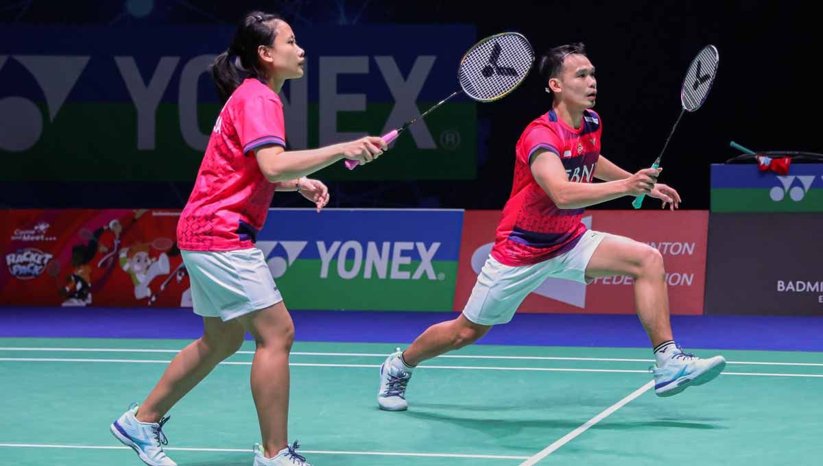 Berjuang di masa berkabung karena wafatnya Syabda Perkasa, Rinov Rivaldy tak berhenti jadi sorotan saat semangati Pitha Haningtyas Mentari di Swiss Open 2023. Copyright: © PBSI