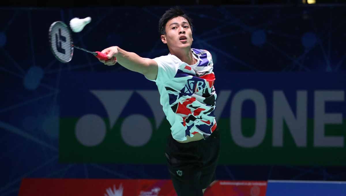 Momen selebrasi super sadis dilakukan Shesar Hiren Rhustavito usai sukses menghabisi Ng Tze Yong dari Malaysia dan lolos ke perempat final China Open 2023. Copyright: © PBSI