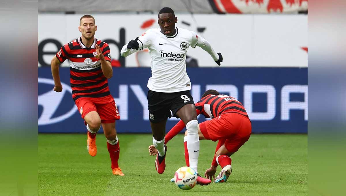 Penyerang Eintracht Frankfurt, Randal Kolo Muani (tengah). (Foto: REUTERS/Kai Pfaffenbach) Copyright: © REUTERS/Kai Pfaffenbach