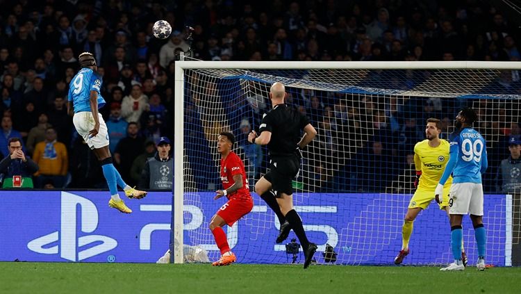 Proses gol pertama Victor Osimhen di laga Napoli vs Eintracht Frankfurt (16/03/23). (Foto: REUTERS/Ciro De Luca) Copyright: © REUTERS/Ciro De Luca