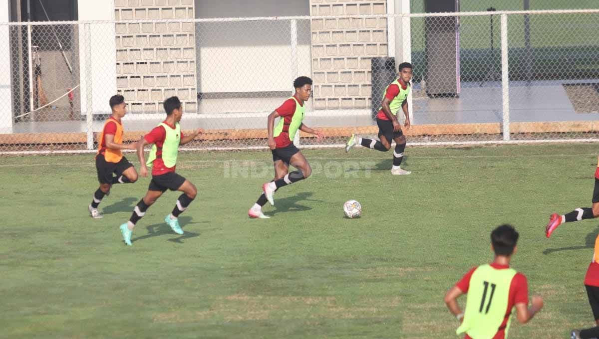 Timnas Indonesia U-22 menggelar internal game pada TC Tahap Kedua sebagai persiapan SEA Games 2023 di Lapangan B, Senayan, Jakarta, Kamis (16/03/2023). Copyright: © Herry Ibrahim/INDOSPORT