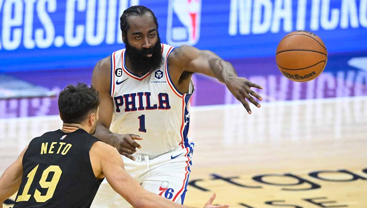 Rekap hasil NBA, Kamis (16/03/23), sajikan Philadelphia 76ers yang berjaya, serta Stephen Curry yang cetak rekor bersama Golden State Warriors. Copyright: © REUTERS/David Richard