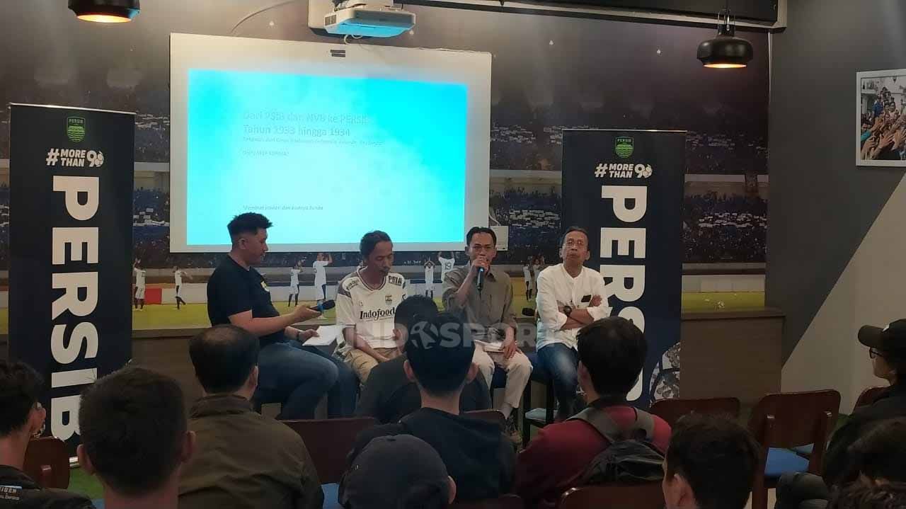 Persib Bandung menggelar diskusi dengan tema 'Menggali Sejarah Kelahiran Persib' bersama Bobotoh dan pegiat sejarah di Graha Persib, Jalan Sulanjana, Kota Bandung, Kamis (16/03/23). Copyright: © Arif Rahman/INDOSPORT