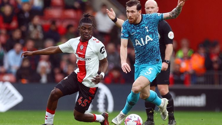 Romeo Lavia (kiri) berduel dengan Pierre-Emile Hojbjerg di laga Southampton vs Tottenham Hotspur (18/03/23). (Foto: Reuters/Paul Childs)` Copyright: © Reuters/Paul Childs