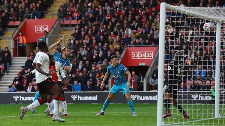 Harry Kane mencetak gol melalui tandukan di laga Southampton vs Tottenham Hotspur (18/03/23). (Foto: Reuters/Paul Childs) Copyright: © Reuters/Paul Childs