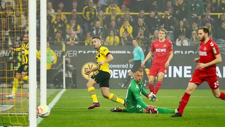 Proses gol Raphael Guerreiro di laga Dortmund vs Koln (19/03/23). (Foto: REUTERS/Thilo Schmuelgen) Copyright: © REUTERS/Thilo Schmuelgen