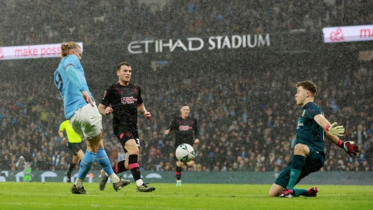 Erling Haaland mencetak gol keduanya di laga Manchester City vs Burnley (19/03/23). (Foto: REUTERS/Phil Noble) Copyright: © REUTERS/Phil Noble